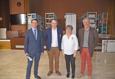 Le Mée-sur-Seine, mardi 11 mars. Les récipiendaires entourés de leur parrain respectif.