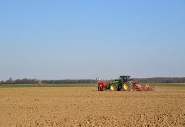 Chailly-en-Bière (Seine-et-Marne), mardi 18 mars. Comme partout dans le département, les exploitants agricoles s'activent dans la plaine par crainte d'un nouvel épisode pluvieux annoncé pour le week-end. 