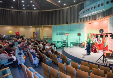 Mardi 18 mars, à Chartres. Avant le goûter proprement dit, les anciens exploitants de la FNSEA 28 ont profité du spectacle musical du Grinis Show.