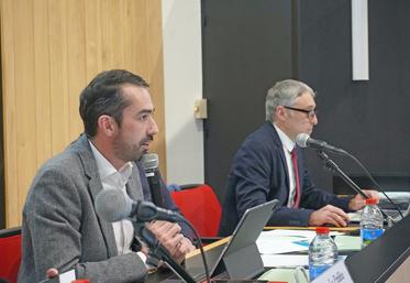 Vendredi 14 mars, à Orléans. Une fois installé, Maxime Buizard Blondeau (à g.) a présidé la toute première session de la mandature de la Chambre régionale.