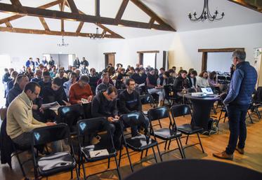 Jeudi 13 mars, à Arcisses (Eure-et-Loir). La Journée technique laitière organisée par Nouri'vrai a débuté par une série d'exposés en salle.