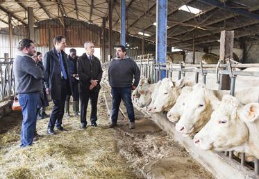 Vendredi 21 mars, à Coltainville. Le préfet, Hervé Jonathan (2e à d.), est venu à la rencontre de Ludovic (à d.) et Alexandre Blanchet (à g.) dans leur ferme.