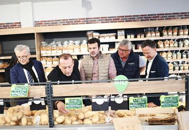 Jeudi 20 mars, à Blois. François Bonneau, président de la Région Centre-Val de Loire, et une délégation d'élus locaux ont visité le magasin de producteurs O'pré des paysans.