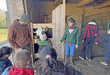 Les enfants de l'Institut médico-éducatif de Chatou (Yvelines) découvrent qui leur donnera du lait pour faire des caramels.