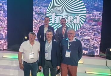 La délégation loirétaine au congrès de la FNSEA à Grenoble (Isère). De haut en bas et de g. à d. : Valentin Caron, président de la chambre d'Agriculture du Loiret, Maxime Buizard Blondeau, président de la chambre d'Agriculture régionale, Pascal Chateigner, membre du conseil d'administration de la FNSEA 45, Sébastien Mery, président de la FNSEA 45, et Dominique Bouin, président de la section des bailleurs de la FNSEA 45.