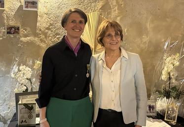 Jossigny, samedi 22 mars. La récipiendaire, Charline Corman, aux côtés de sa marraine, Anne-Marie-Nuyttens.