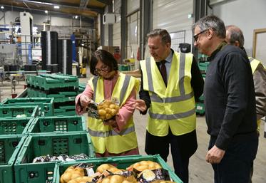 Mardi 25 mars, à Outarville. Sophie Brocas, préfète du Loiret, Christophe Hurault, sous-préfet de Pithiviers, et Pierre Coisnon, fondateur et dirigeant des Trois laboureurs.