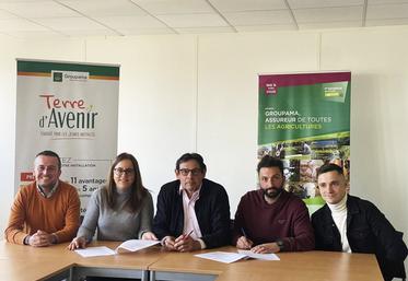 Jeudi 27 mars, Dorian Sagot (2e à droite), président de JA 45, et Baptiste Champdavoine (à d.), membre du conseil d'administration de JA 45, ont renouvelé le partenariat du syndicat avec Groupama en présence de son président, Benoit Vauxion (au c.).