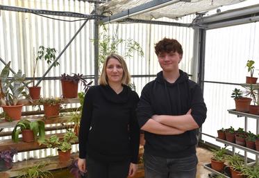 Chailly-en-Brie, lundi 24 mars. Liam Chevalier, aux côtés de sa formatrice, se prépare au concours régional du meilleur apprenti en horticulture.