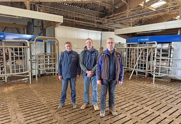 Le 3 avril, à La Bazoche-Gouet. La journée ferme ouverte organisée par la société Bouet a permis de voir en activité les deux robots V310 de Florent Tessier (au c.), entouré par le président Raphaël Vangeersdaele (à g.) et le responsable commercial de la société, Didier Desmonts (à d.).