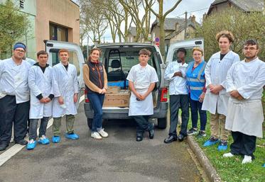 Les élèves du lycée Jean de la Taille ont cuisiné 100 repas pour le Secours populaire dans le cadre des cuisines solidaires.
