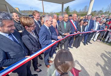 Le 4 avril, à Cloyes-les-Trois-Rivières. Claude Térouinard (au c.) a coupé le ruban de l'inauguration officielle de l'école qui porte son nom.