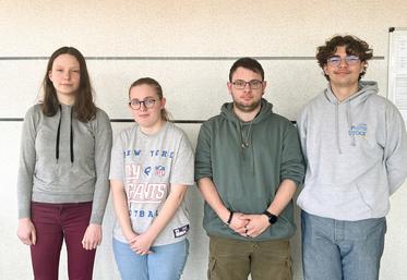 Le 3 avril, à Mignières. Étudiants en BTS DATR du campus Franz-Stock, Sarah Lelaidier, Mylène Farault, Gwendal Auville et Lenny Chateau organisent le 1er forum de la médiation animale.