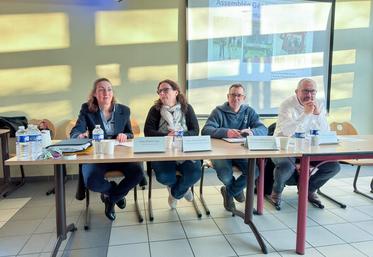 Jeudi 27 mars, à Beaumont-les-Autels. La MFR, dirigée par Katy Rigaud (à g.) et présidée par Romuald Renault (3e à g.), se porte bien.