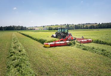 L’offre Pöttinger en faucheuses de type papillon avec groupeur à vis sans fin se compose des modèles Novacat V 9200 CF (9,20 m) et Novacat V 10000 CF (de 9,62 à 10,02 m).