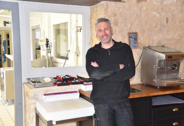 Aufferville, mardi 25 mars. Vincent Morisseau passe de sa casquette d'exploitant agricole à commerçant dans sa boutique. 