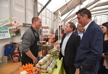 Échanges entre Stéphane Darche, producteur d'œufs de la Ferme des Parrichets à Mouroux, et les présidents de la Chambre de région Île-de-France et de la FDSEA 77, Damien Greffin et Samuel Vandaele. 