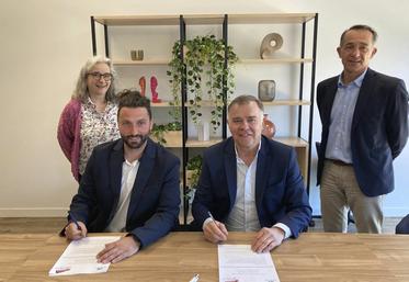 Mardi 8 avril, Dorian Sagot, président de Jeunes agriculteurs Loiret, et Laurent Fesneau, pour le Crédit agricole, ont signé une nouvelle convention. 