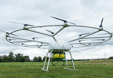 Le Sénat a adopté le 9 avril une loi encadrant l’usage des drones en agriculture, permettant une application plus précise et réduite des produits phytosanitaires. Rémi Dumery, agriculteur en Beauce, y voit un progrès technologique, mais souligne la nécessité d’une communication claire pour rassurer le grand public. Soutenue par la FNSEA, cette mesure marque un pas vers une agriculture plus durable et innovante.