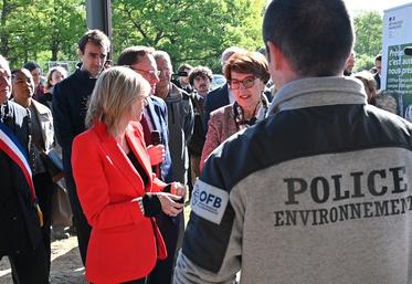 Auffargis (Yvelines), jeudi 17 avril. Les ministres de l'Agriculture, Annie Genevard, et de la Transition écologique, Agnès Pannier-Runacher, ont affiché leur désaccord sur la question du port d'armes discret.