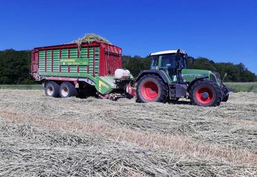 « Il y a de multiples façons d’organiser la fauche d’herbe, en les adaptant à l’année climatique, au parcellaire et à la pousse de la végétation », indique Claude Martinot.