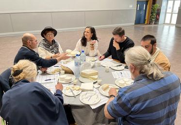Coulommiers, dimanche 13 avril. Après avoir touché, senti et dégusté chacun des produits présentés sur leur table, les membres du hury remplissent une grille de notation. 