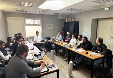 Vendredi 18 avril, à Bourges (Cher). En marge du conseil d'administration de JA CVL, Damien Liévens, président du Crédit mutuel Centre, est intervenu pour présenter l'offre de services du groupe bancaire.