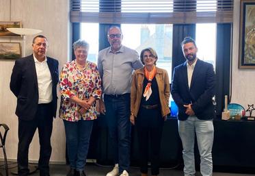 Jeudi 10 avril, à Orléans. Marc Gaudet (au c.), président du Département, a reçu Dorian Sagot (à d.), président de JA 45, en présence des vice-présidents du conseil départemental.