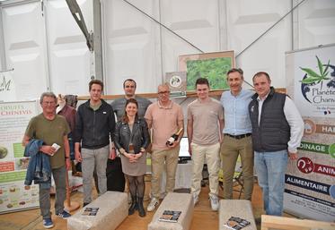 Coulommiers, samedi 12 avril. Une partie des lauréats aux côtés notamment du président de Planète chanvre, Franck Barbier, et du vice-président de la chambre, Guillaume Lefort.