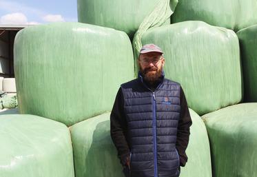 Corentin Pelletier et son père font appel à une entreprise pour de l’enrubannage d’herbe et de luzerne, soit entre 350 et 400 ballots par an.