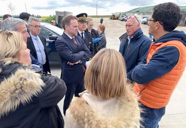 Mercredi 23 avril, à Varize. Les exploitants du méthaniseur Biogaz Beauce, Rémi Baudrin et Marc Guyard (à d.), avaient pas mal de choses à demander au ministre de l'Énergie, Marc Ferracci (au c.).