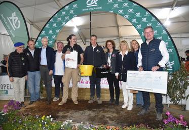 Coulommiers (Seine-et-Marne), samedi 12 avril. Philippe Dufour (au c.), président du concours, a reçu différents prix en blonde d'Aquitaine, dont deux Grands prix d'excellence. 