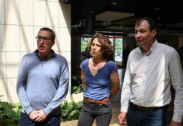 Mercredi 30 avril, à Blois. De gauche à droite : Édouard Legras, nouvellement élu président de la chambre d'Agriculture de Loir-et-Cher (Coordination rurale), Élise Guellier (Confédération paysanne), et Arnaud Bessé, premier vice-président (FNSEA).