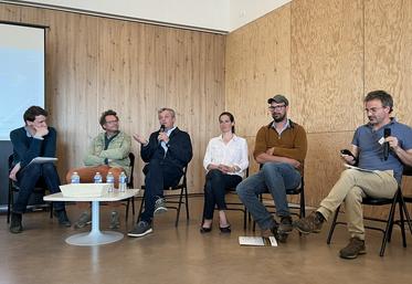 Jeudi 10 avril, à Beynes (Yvelines). De g. à d. : Christian Hubert, Alexandre Ruèche, Olivier Gousseau, Leslie Helfer, Antoine Fremin et Damien Jourdan, lors de l'assemblée générale de l'Association patrimoniale de la Plaine de Versailles.