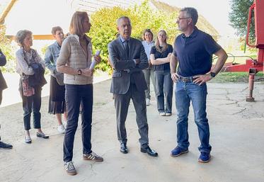 Mardi 29 avril, à Serazereux. Pour le préfet Hervé Jonathan, qui visite l'exploitation de Sylvie et Christophe Daguet, la prise de responsabilité de femmes en agriculture est un atout.