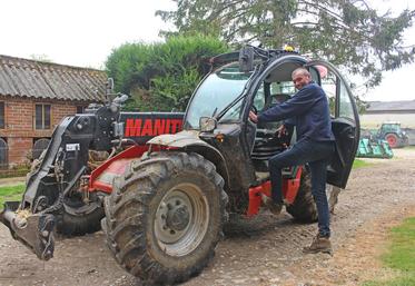 Une seule marche et Emmanuel Bovyn s’installe aux commandes de son Manitou 741 V+.