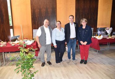 Le Mée-sur-Seine, mardi 29 avril. Franck et Bénédicte Fournier, entourés de leur parrain respectif, Laurence Fournier (à d.) et Michel Biberon.