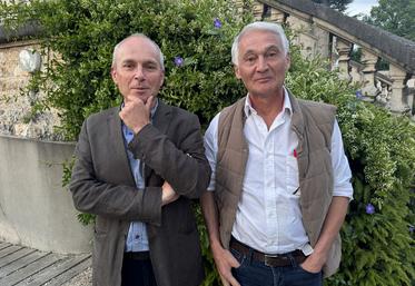Gilles Maigniel (à d.), président de la commission des dégâts de gibier depuis 2005, a passé le relais à François Lecoq (à g.).