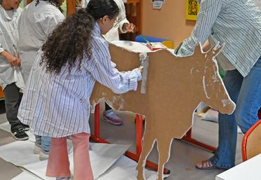 Mardi 29 avril, à Blois. Une classe de l'école Jules-Ferry participe au projet Vach'art en amont du comice scolaire qui se déroulera vendredi 13 juin au parc de la Bouillie.