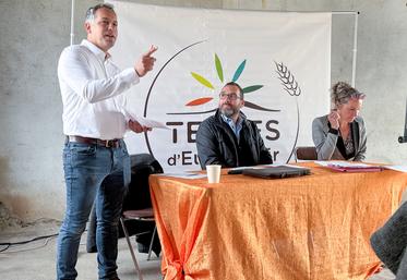 Lundi 12 mai, à Bailleau-le-Pin. Le président de l'association Terres d'Eure-et-Loir, Matthieu Bonnet (à g.), est revenu sur les événements qui ont marqué l'exercice écoulé en assemblée générale.