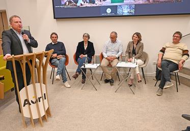 Mardi 6 mai, à Paris. Le président de la FNSEA Grand bassin parisien, Damien Greffin, a introduit les débats sur la culture de la cameline et son usage dans les carburants d'aviation durables.