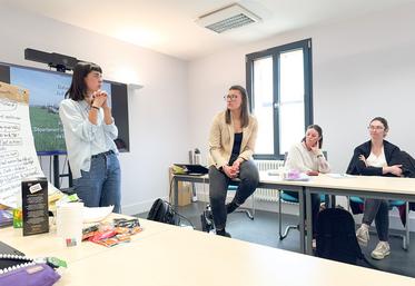 Lundi 28 avril, à Châteauneuf-en-Thymerais. Carla Mailly (à g.) et Allissia Étienne (au c.), de la MSA, ont animé une rencontre-débat sur le travail en exploitation.