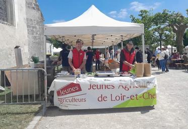 Lors de Papilles en fête, samedi 17 et dimanche 18 mai à Cheverny, Jeunes agriculteurs de Loir-et-Cher a proposé aux visiteurs des burgers confectionnés avec des produits locaux, ainsi que des salades paysannes.