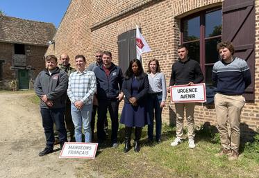 Vendredi 9 mai, à Rosny-sur-Seine (Yvelines). Les Jeunes agriculteurs de Houdan et de Mantes ont reçu leur députée Dieynaba Diop.