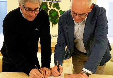 François Cazin, président de la Fav 41, et Charles Pain, président de la Fav 37-72, ont tous les deux signé les statuts de la Fédération des vigneronnes et vignerons de la Touraine (FVVT), le 19 mars dernier.