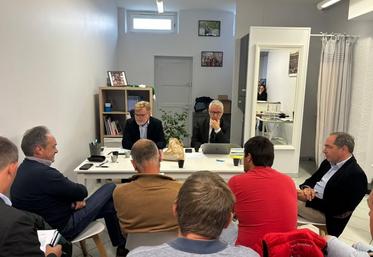 Lundi 19 mai, à Vendôme. Les représentants des réseaux de la FNSEA et JA de Centre-Val de Loire ont rencontré les députés Marc Fesneau et Christophe Marion pour évoquer la loi Entraves. 