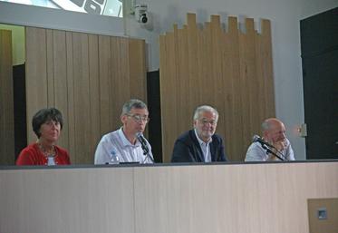 Mardi 20 mai, à Orléans. Emmanuel Vasseneix (à g.), président de l'Open Agrifood Orléans, et Claude Risac (à d.), président de l'Open Agrifood Initiatives, lors des assemblées générales des deux structures. 