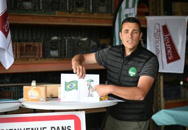 Lundi 19 mai, à Saint-Cyr-en-Val. La rencontre avec les députés a été rythmée par des démonstrations marquantes de l’hôte du jour, Sébastien Leconte, comme ici, lorsqu’il illustre les effets de la déforestation avec un paquet de sucre brésilien.