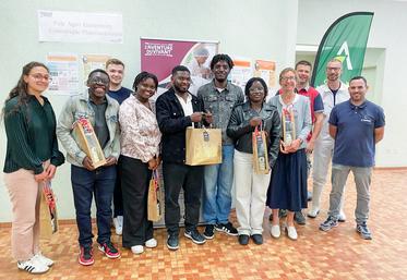 Vendredi 16 mai, à Sours. Les étudiants de licence pro CPA du campus Natur'alim ont été récompensés par la Brasserie de Chandres pour leur travail sur la valorisation de ses drêches en crackers.