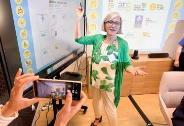 Mardi 20 mai, à Illiers-Combray. La directrice générale de l'ARS, Clara de Bort, a signé électroniquement et avec enthousiasme le Contrat local de santé d'Entre Beauce et Perche.